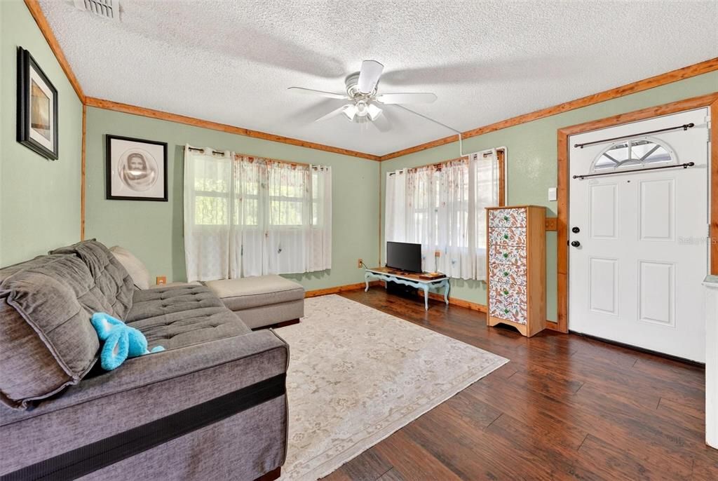 For Sale: $260,000 (3 beds, 1 baths, 1114 Square Feet)