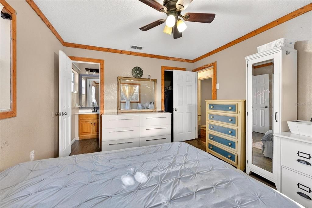 For Sale: $260,000 (3 beds, 1 baths, 1114 Square Feet)