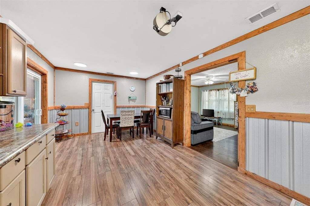 For Sale: $260,000 (3 beds, 1 baths, 1114 Square Feet)