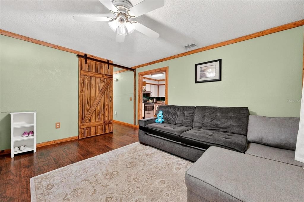 For Sale: $260,000 (3 beds, 1 baths, 1114 Square Feet)