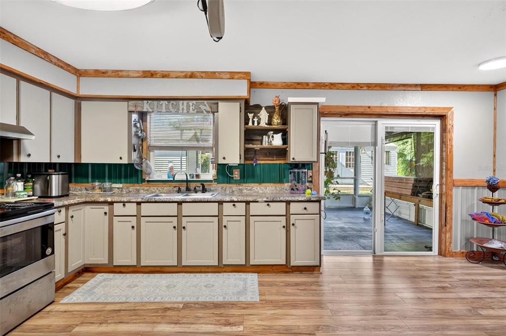 For Sale: $260,000 (3 beds, 1 baths, 1114 Square Feet)