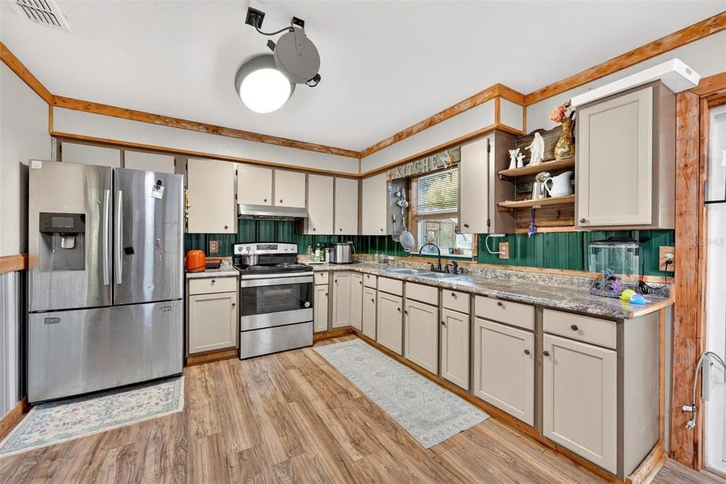 For Sale: $260,000 (3 beds, 1 baths, 1114 Square Feet)