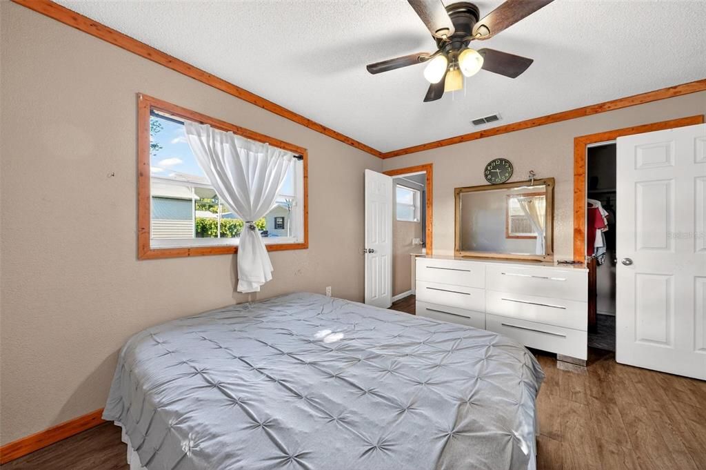 For Sale: $260,000 (3 beds, 1 baths, 1114 Square Feet)