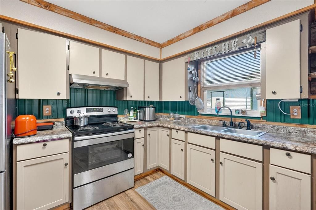 For Sale: $260,000 (3 beds, 1 baths, 1114 Square Feet)