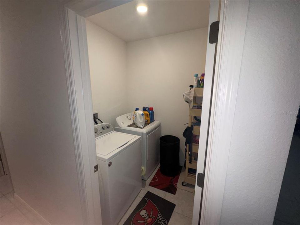 En Venta: $320,000 (4 camas, 2 baños, 1869 Pies cuadrados)