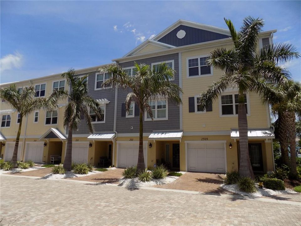 For Sale: $910,000 (4 beds, 3 baths, 1980 Square Feet)