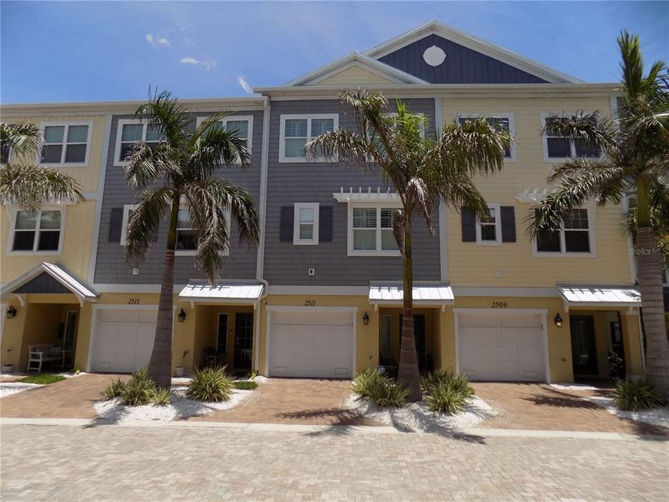 For Sale: $910,000 (4 beds, 3 baths, 1980 Square Feet)