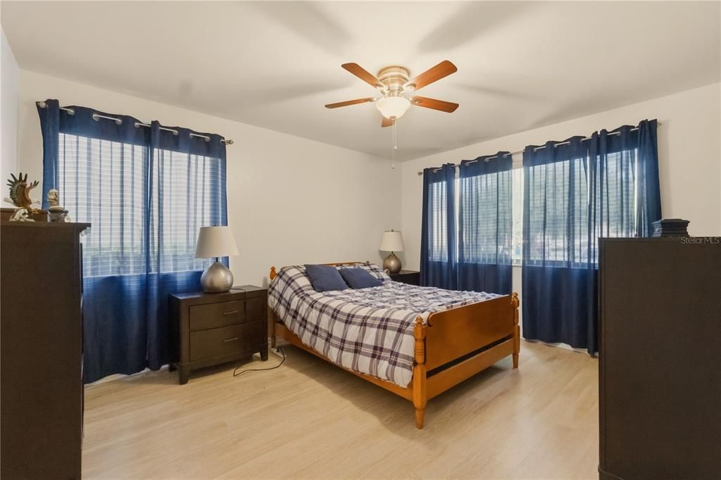 На продажу: $179,999 (3 спален, 2 ванн, 1081 Квадратных фут)