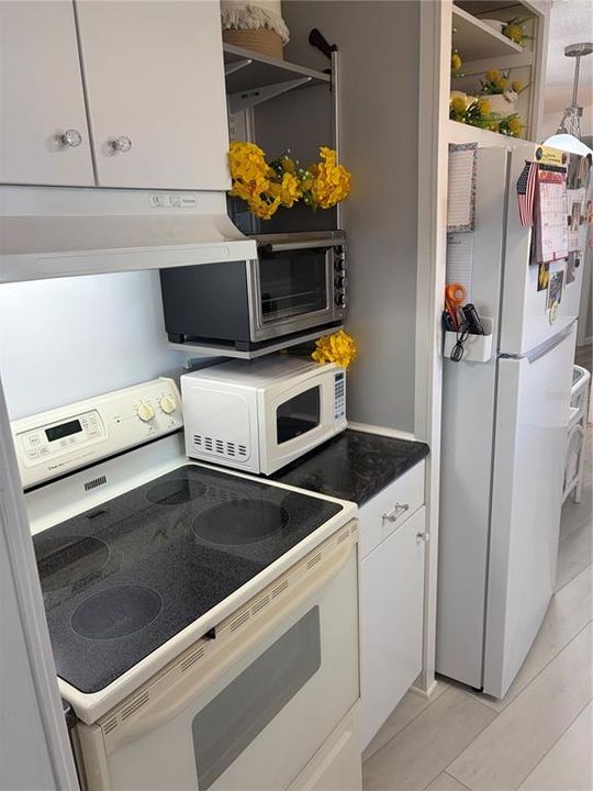 Active With Contract: $159,900 (2 beds, 2 baths, 1152 Square Feet)