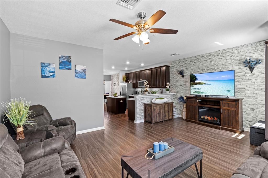 For Sale: $259,900 (2 beds, 2 baths, 1509 Square Feet)