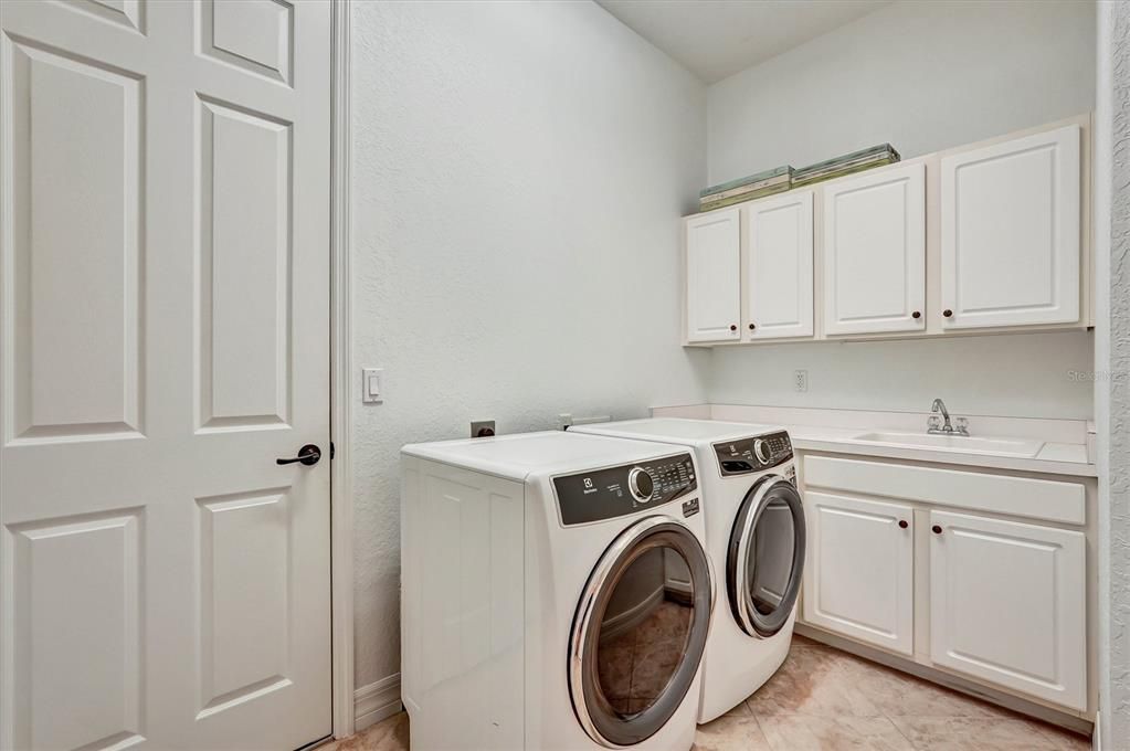 For Sale: $979,000 (4 beds, 2 baths, 2672 Square Feet)
