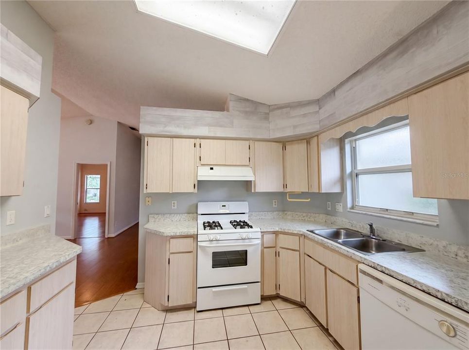 For Sale: $205,000 (2 beds, 2 baths, 1160 Square Feet)