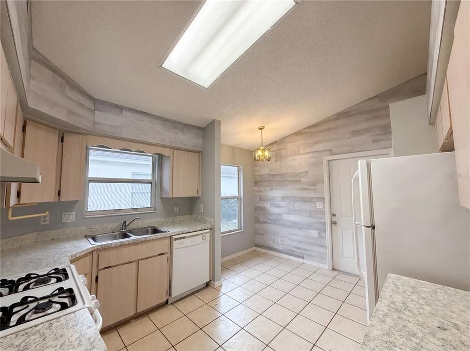 For Sale: $205,000 (2 beds, 2 baths, 1160 Square Feet)