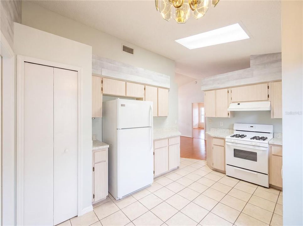 For Sale: $205,000 (2 beds, 2 baths, 1160 Square Feet)