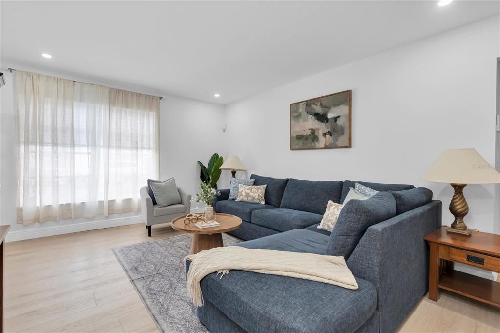 На продажу: $349,900 (2 спален, 2 ванн, 1550 Квадратных фут)