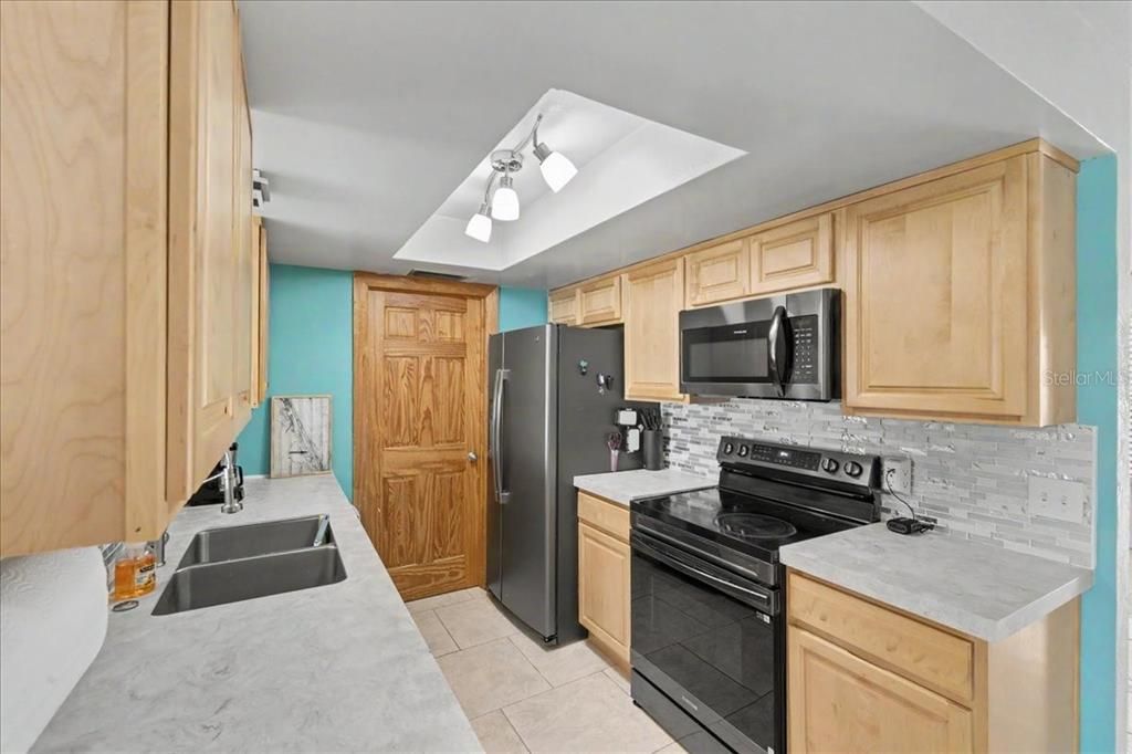 Active With Contract: $459,900 (3 beds, 2 baths, 1538 Square Feet)