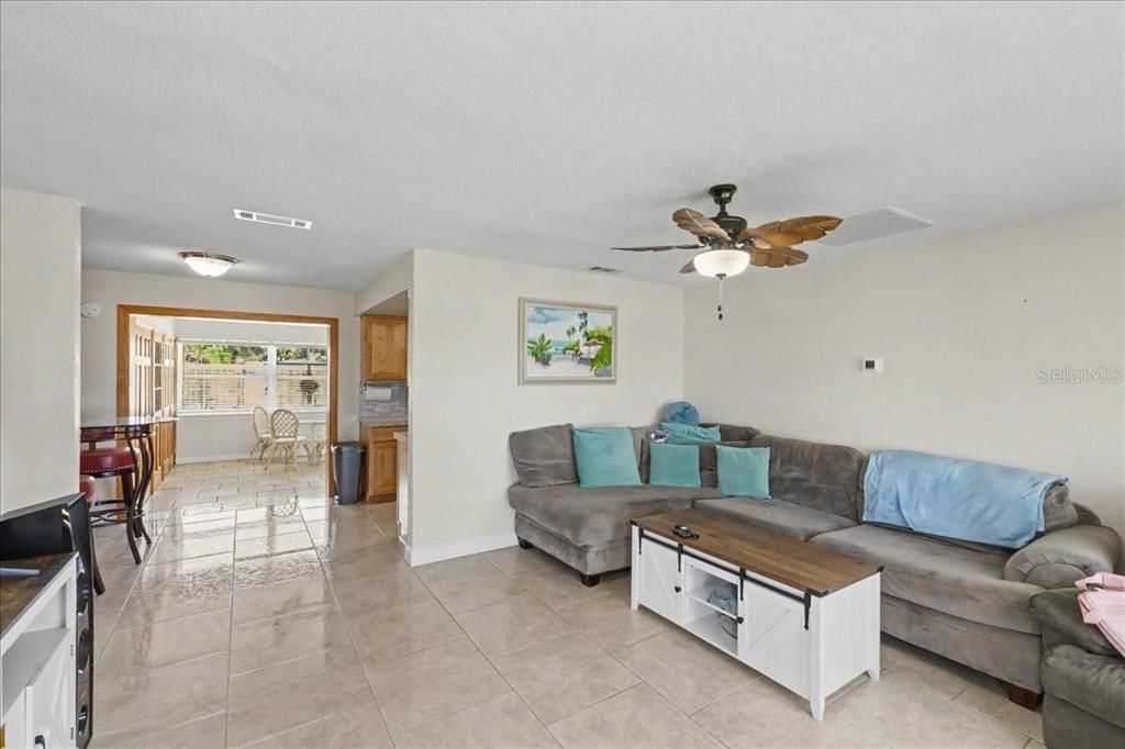 Active With Contract: $459,900 (3 beds, 2 baths, 1538 Square Feet)