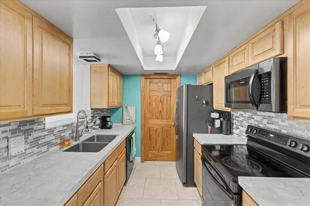 Active With Contract: $459,900 (3 beds, 2 baths, 1538 Square Feet)