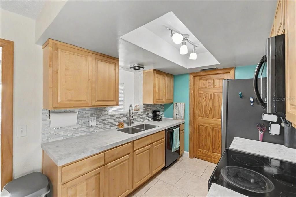 Active With Contract: $459,900 (3 beds, 2 baths, 1538 Square Feet)
