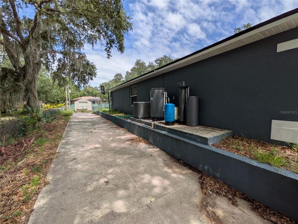 For Sale: $275,000 (3 beds, 2 baths, 1867 Square Feet)