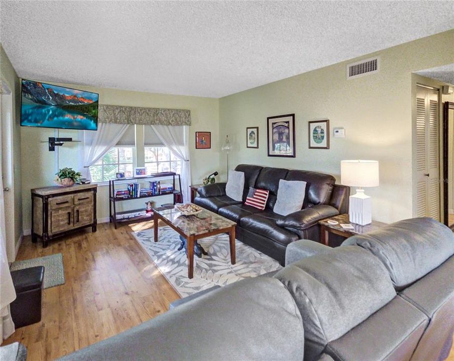 For Sale: $134,900 (2 beds, 2 baths, 840 Square Feet)