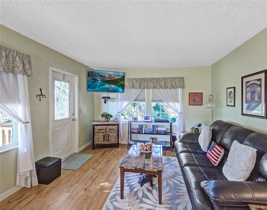 For Sale: $134,900 (2 beds, 2 baths, 840 Square Feet)