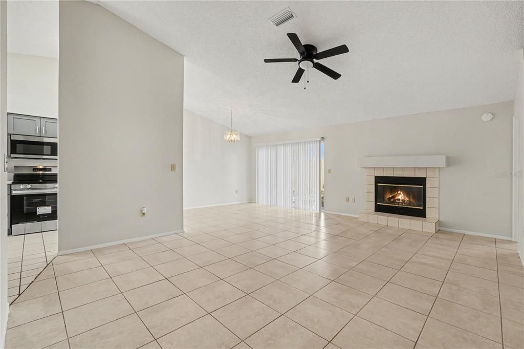 For Sale: $315,000 (3 beds, 2 baths, 1369 Square Feet)