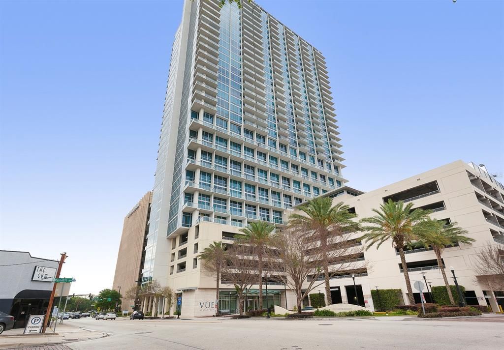 For Rent: $2,750 (1 beds, 1 baths, 921 Square Feet)