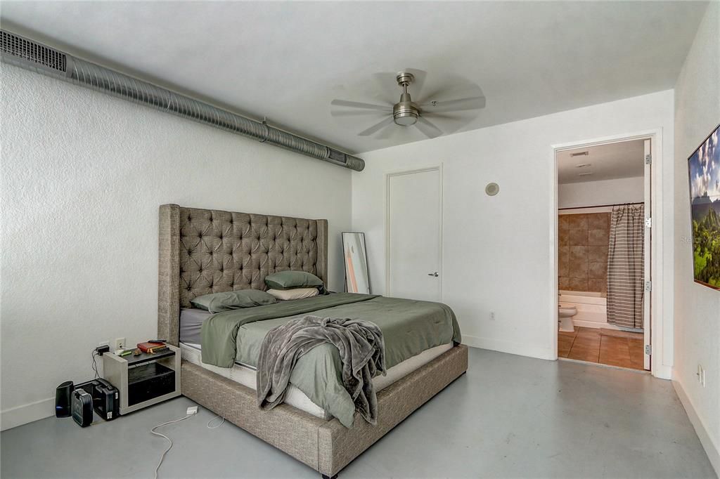 For Rent: $2,750 (1 beds, 1 baths, 921 Square Feet)