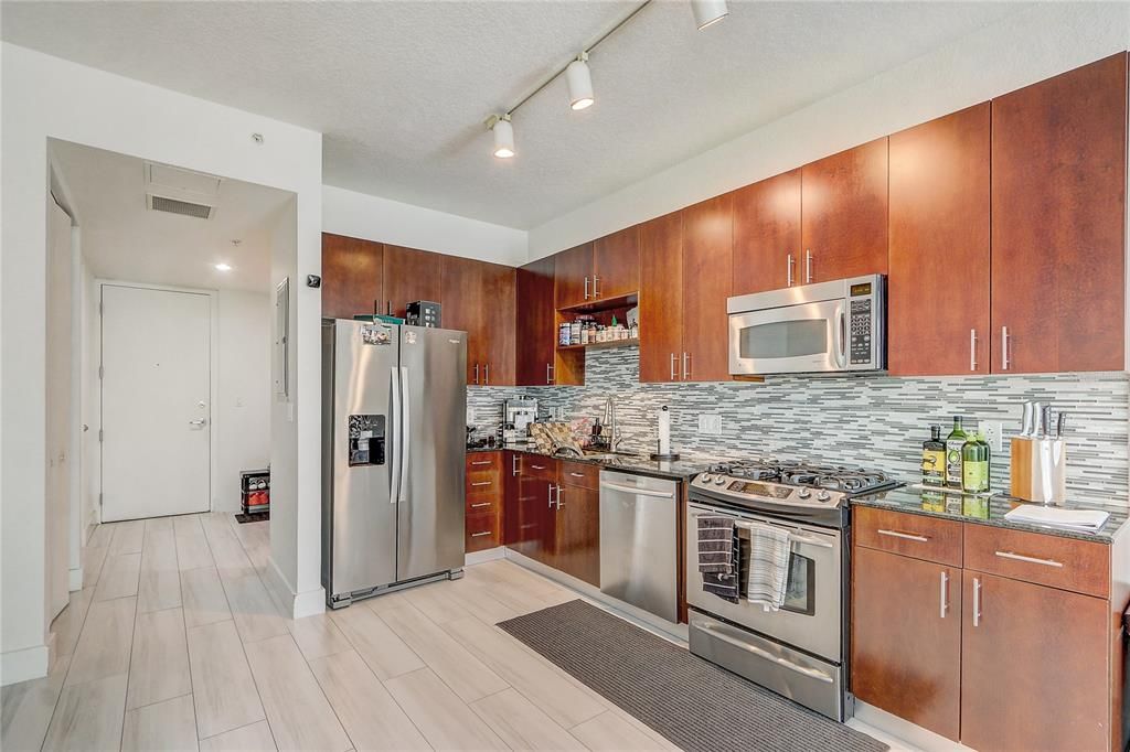 For Rent: $2,750 (1 beds, 1 baths, 921 Square Feet)