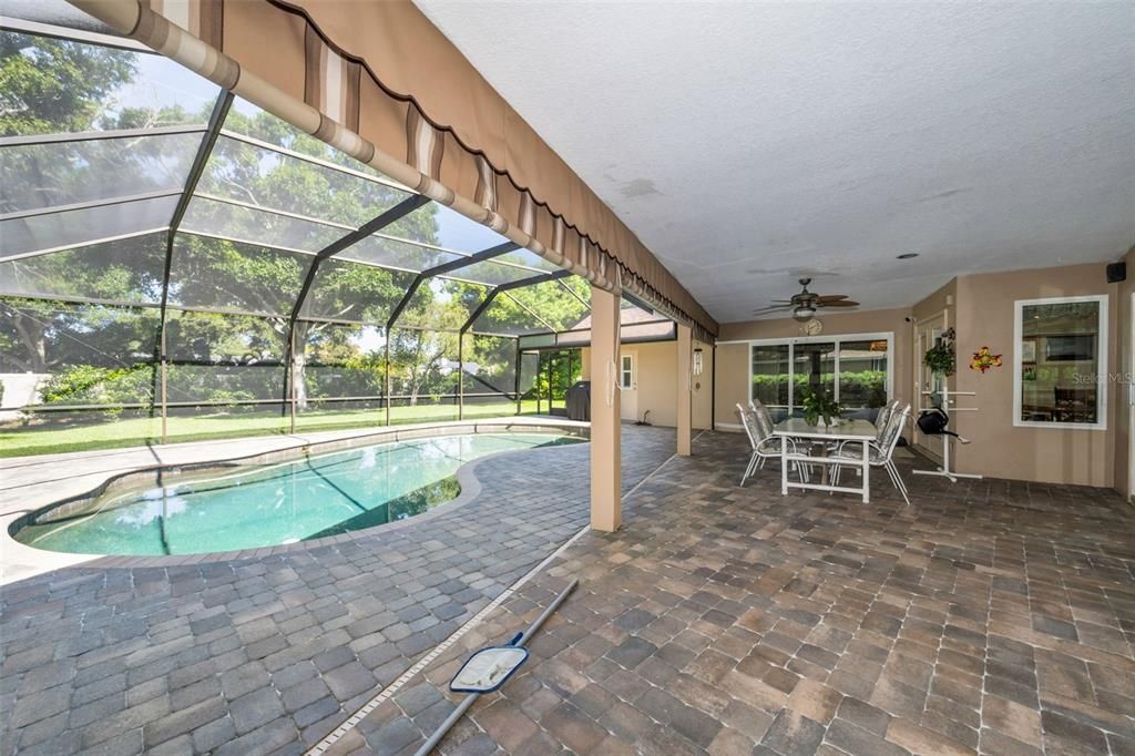 Activo con contrato: $990,000 (4 camas, 3 baños, 2704 Pies cuadrados)
