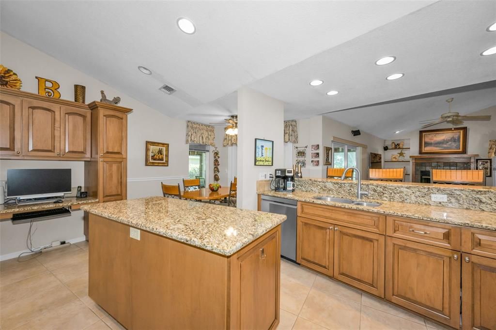 Activo con contrato: $990,000 (4 camas, 3 baños, 2704 Pies cuadrados)