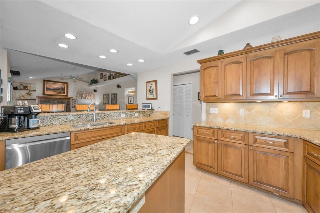 Activo con contrato: $990,000 (4 camas, 3 baños, 2704 Pies cuadrados)