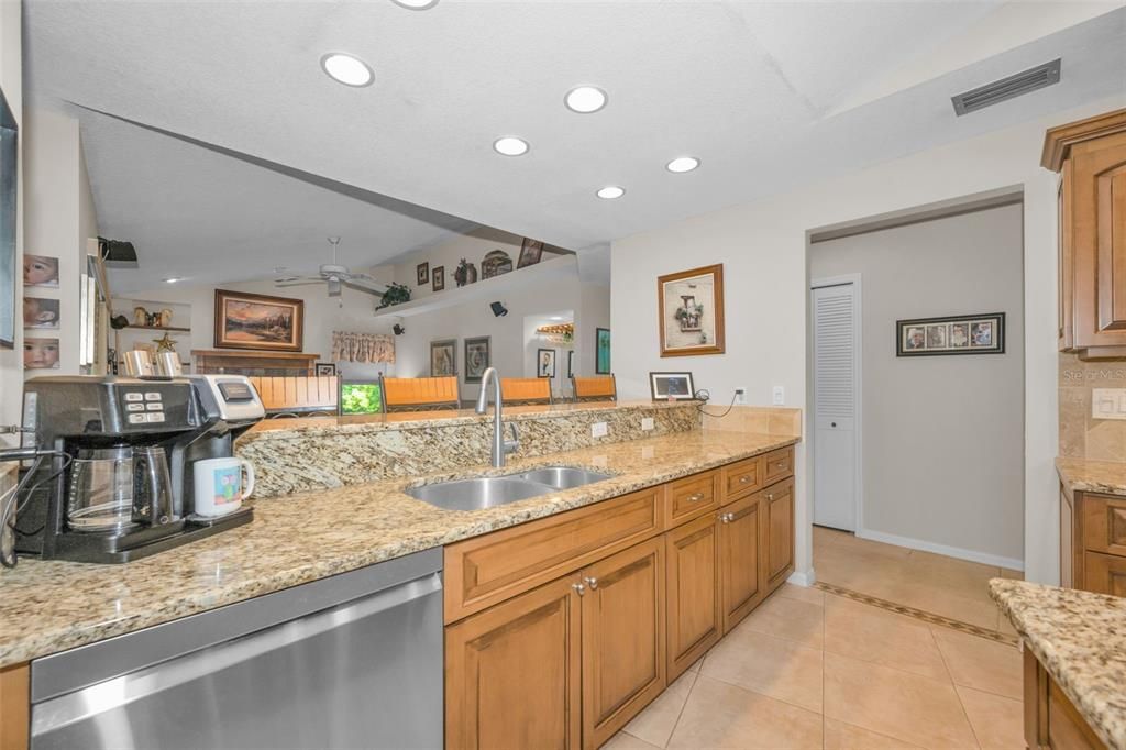 Activo con contrato: $990,000 (4 camas, 3 baños, 2704 Pies cuadrados)