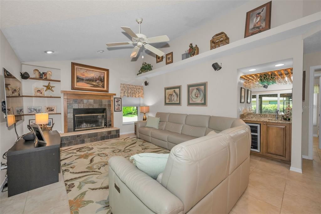 Activo con contrato: $990,000 (4 camas, 3 baños, 2704 Pies cuadrados)