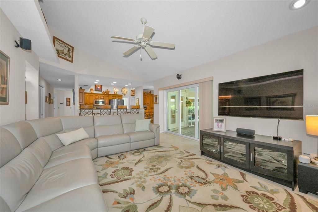 Activo con contrato: $990,000 (4 camas, 3 baños, 2704 Pies cuadrados)