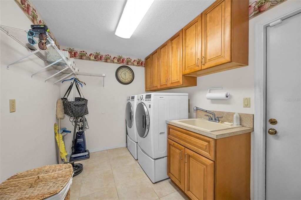 Activo con contrato: $990,000 (4 camas, 3 baños, 2704 Pies cuadrados)