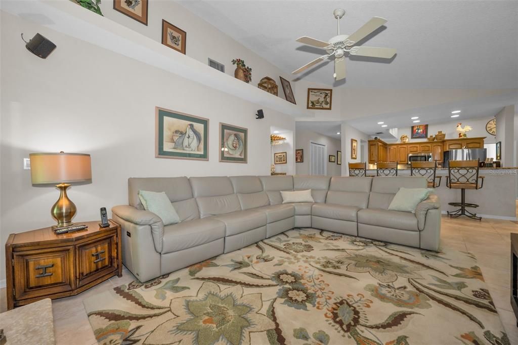 Activo con contrato: $990,000 (4 camas, 3 baños, 2704 Pies cuadrados)