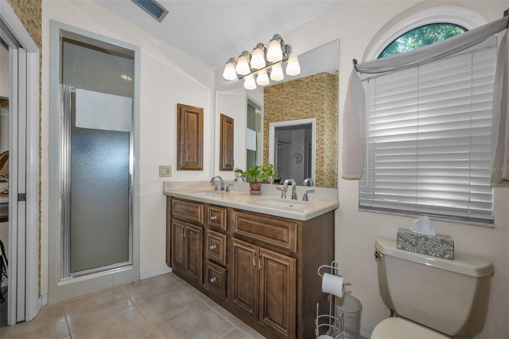 Activo con contrato: $990,000 (4 camas, 3 baños, 2704 Pies cuadrados)