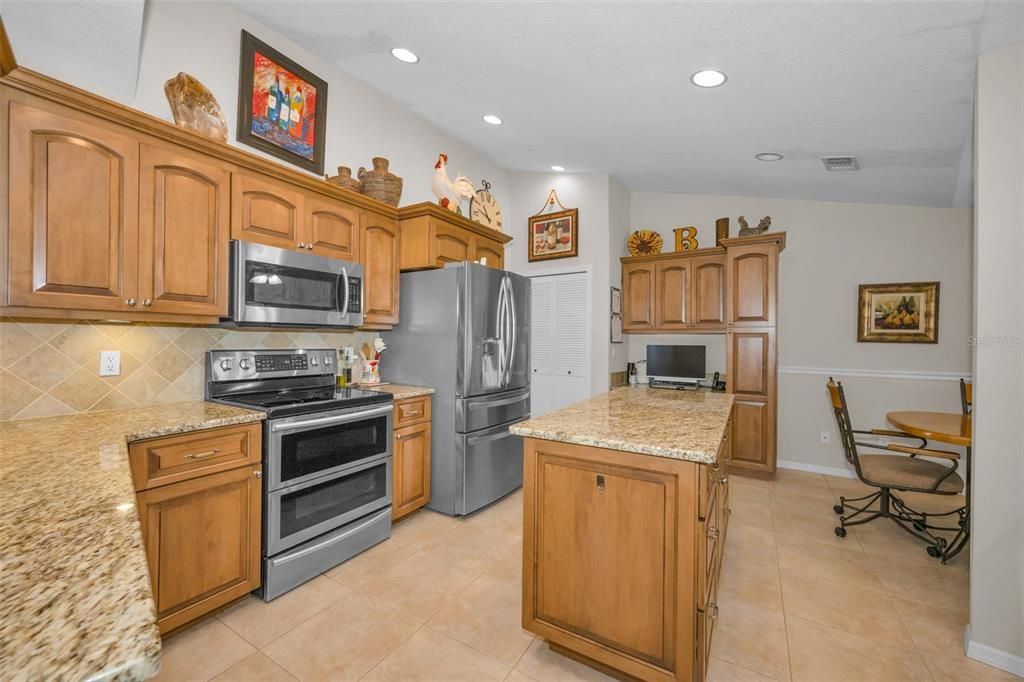 Activo con contrato: $990,000 (4 camas, 3 baños, 2704 Pies cuadrados)