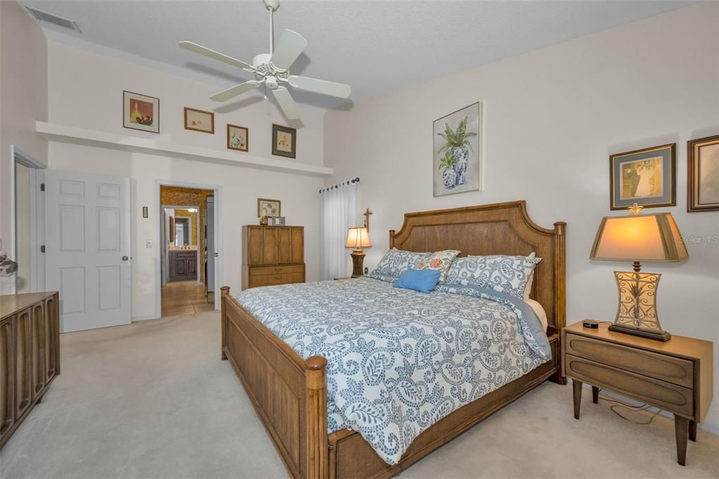 Activo con contrato: $990,000 (4 camas, 3 baños, 2704 Pies cuadrados)