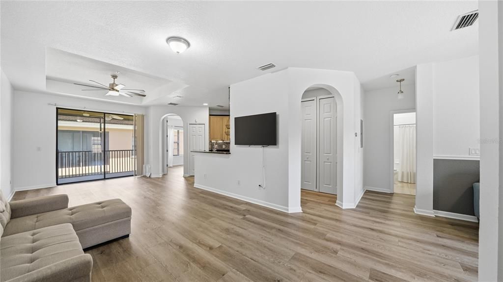 For Sale: $215,000 (2 beds, 2 baths, 1278 Square Feet)