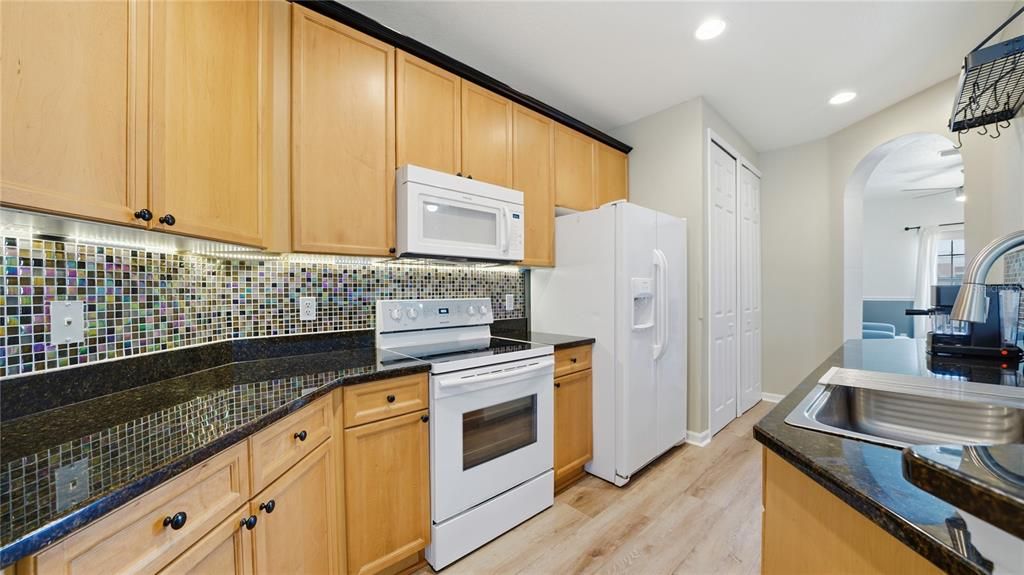 For Sale: $215,000 (2 beds, 2 baths, 1278 Square Feet)