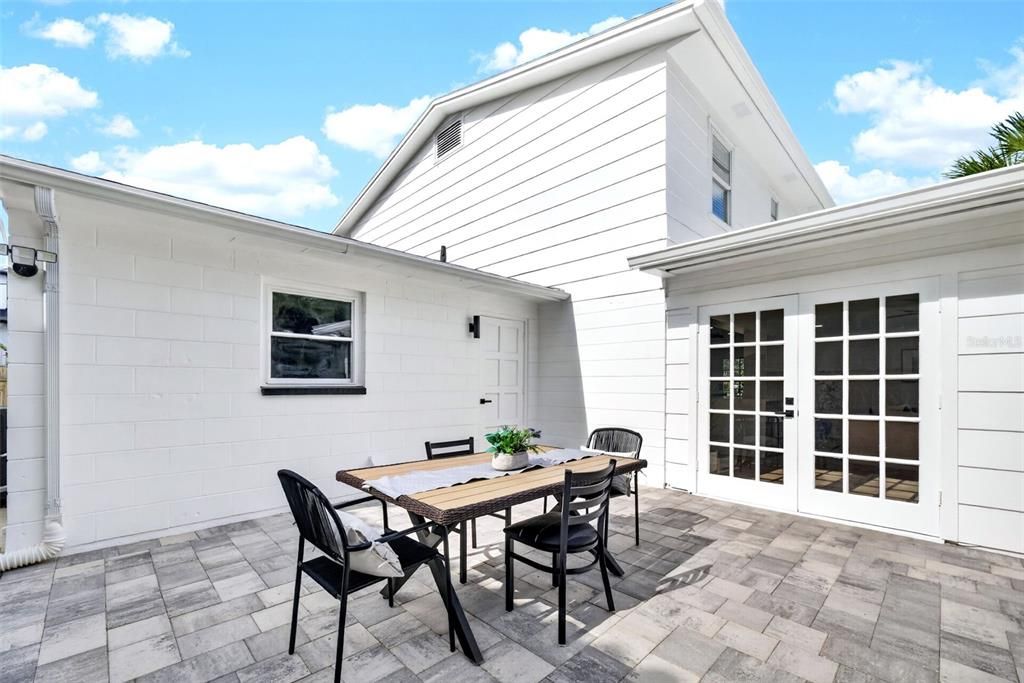For Sale: $1,050,000 (3 beds, 2 baths, 1948 Square Feet)