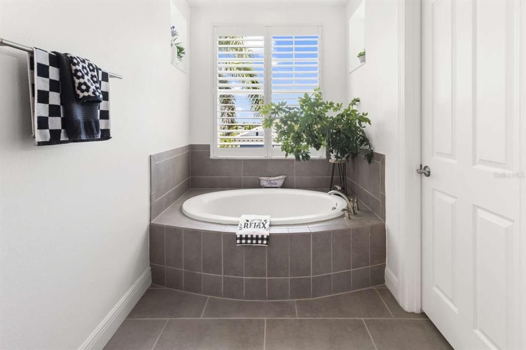 For Sale: $1,439,000 (3 beds, 3 baths, 3945 Square Feet)