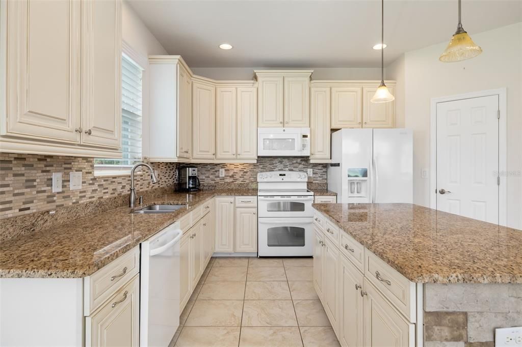 For Sale: $500,000 (4 beds, 2 baths, 1843 Square Feet)