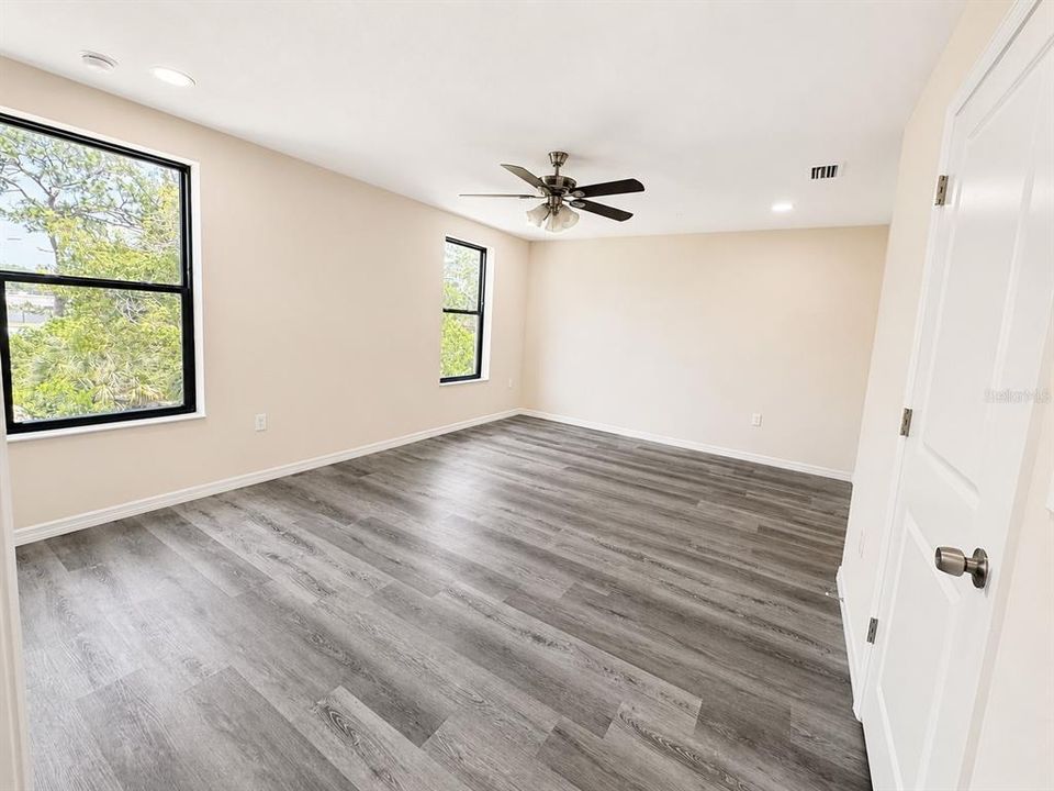 En Venta: $325,000 (3 camas, 2 baños, 1918 Pies cuadrados)