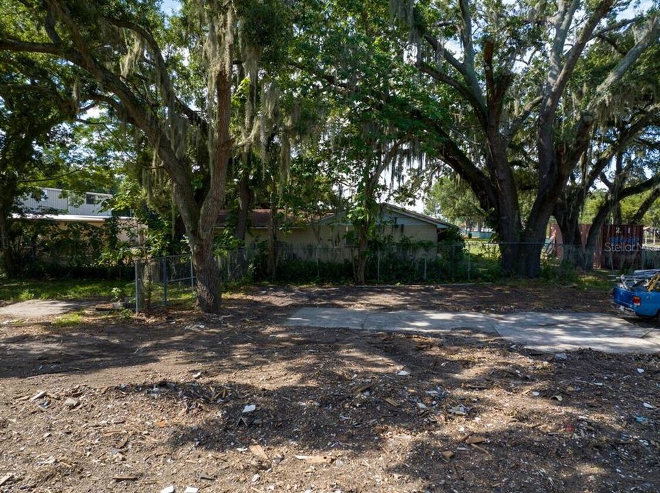 На продажу: $599,000 (0.86 acres)