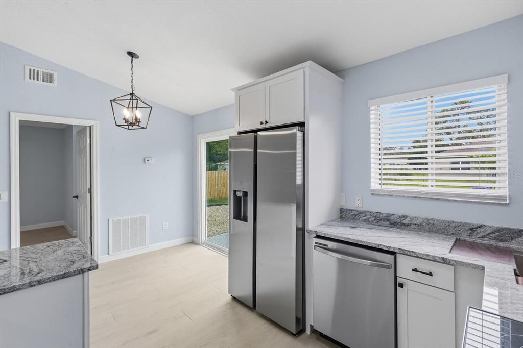 For Sale: $249,900 (2 beds, 2 baths, 1100 Square Feet)
