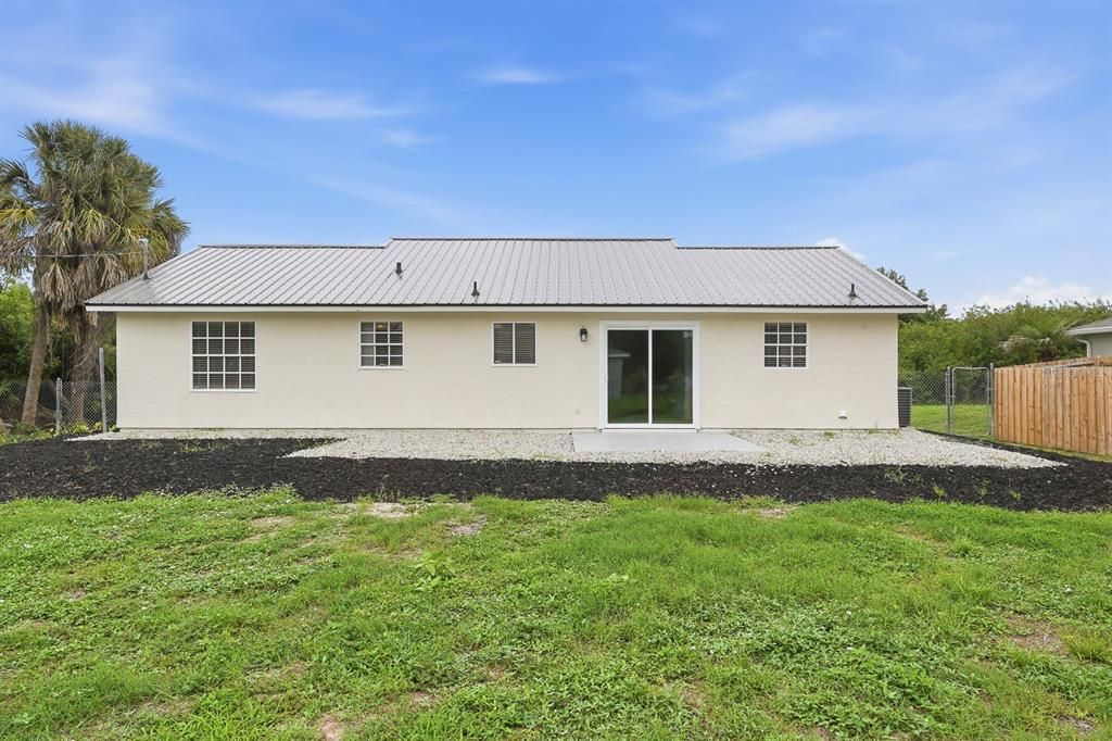 For Sale: $249,900 (2 beds, 2 baths, 1100 Square Feet)